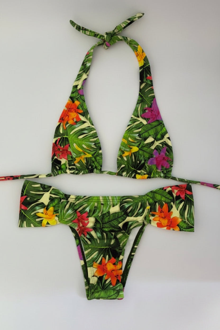 Modelo con conjunto Botánica Brasil - bikini brasileño estampado botánico verano 202