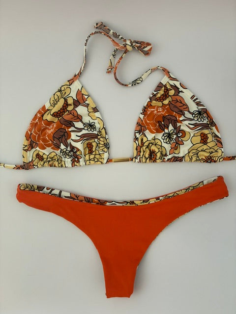 Conjunto Flores del Norte vista lateral - top triángulo y tanga brasileira estampado flores