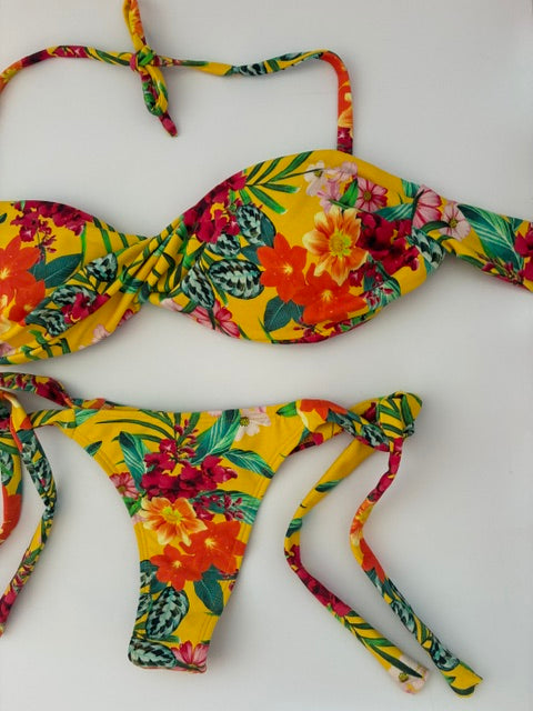 Conjunto Selva Dorada vista posterior - top triángulo y tanga brasileira estampado selva