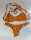 Bikini naranja fondo blanco producto real