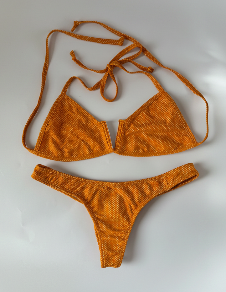 Bikini naranja fondo blanco producto real