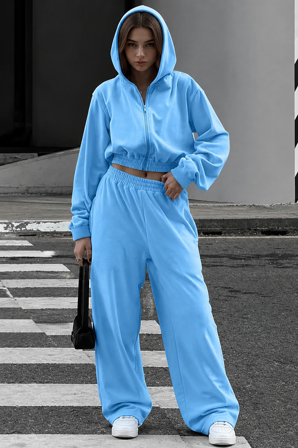 Modelo morena con chándal azul pastel en segunda toma y cabeza completa