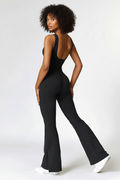 Modelo negra con cabeza visible